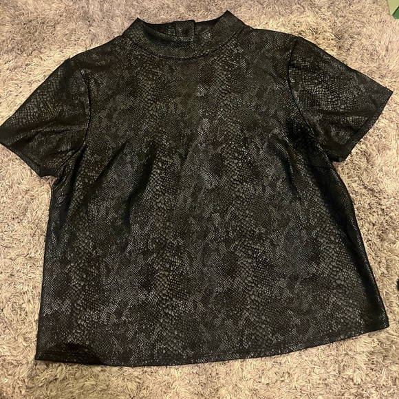 Elegant Black Snake Print Cropped Blouse - Picture 1 of 5